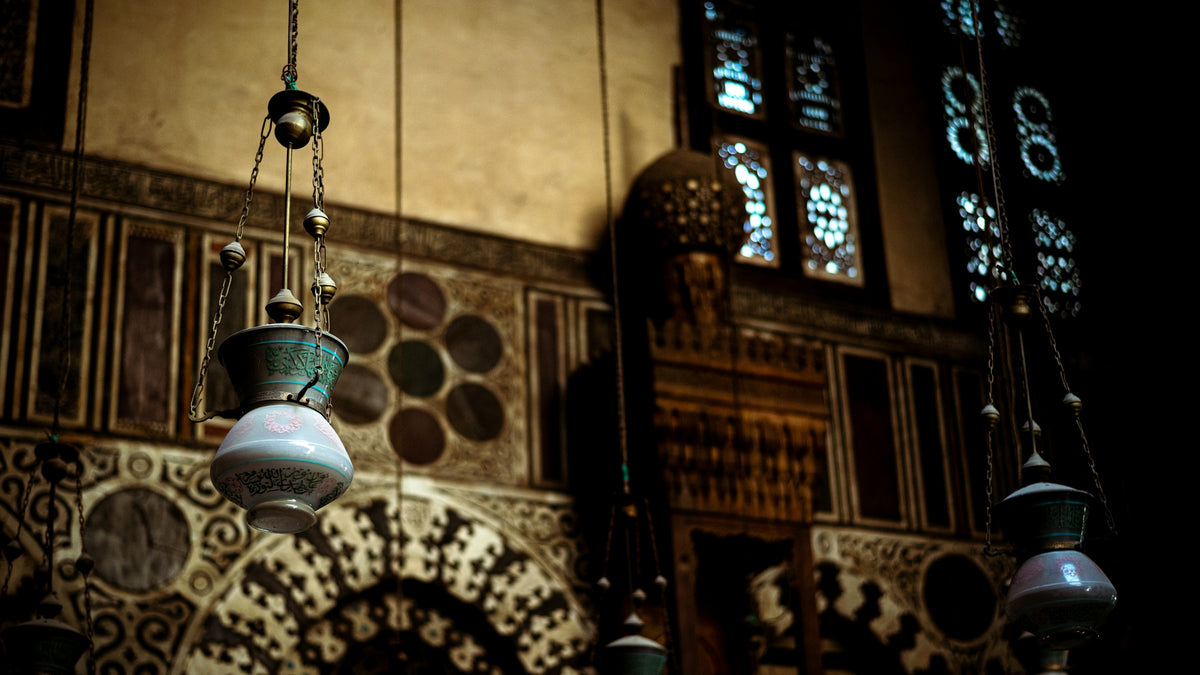 Moschee-Innenraum mit Laternen
